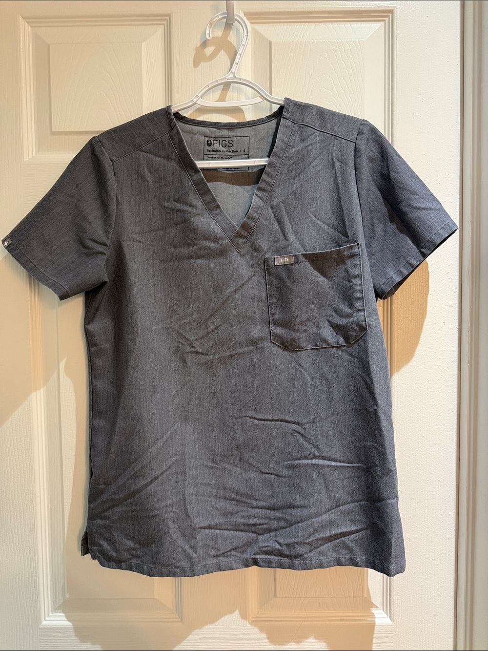 Set: Women’s Catarina one pocket scrub top and Zamora Pants - Jogger. Graphite